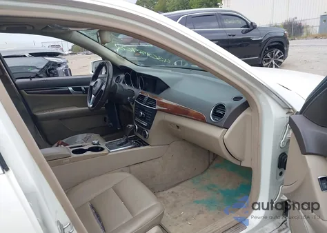 2012 Mercedes-Benz C 300 Luxury 4Matic/Sport 4Matic z USA, uszkodzony, nr VIN WDDGF8BB6CA599470